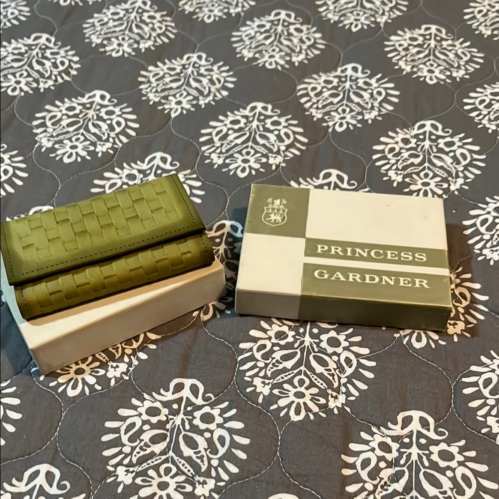 Olive Key & Card Holder